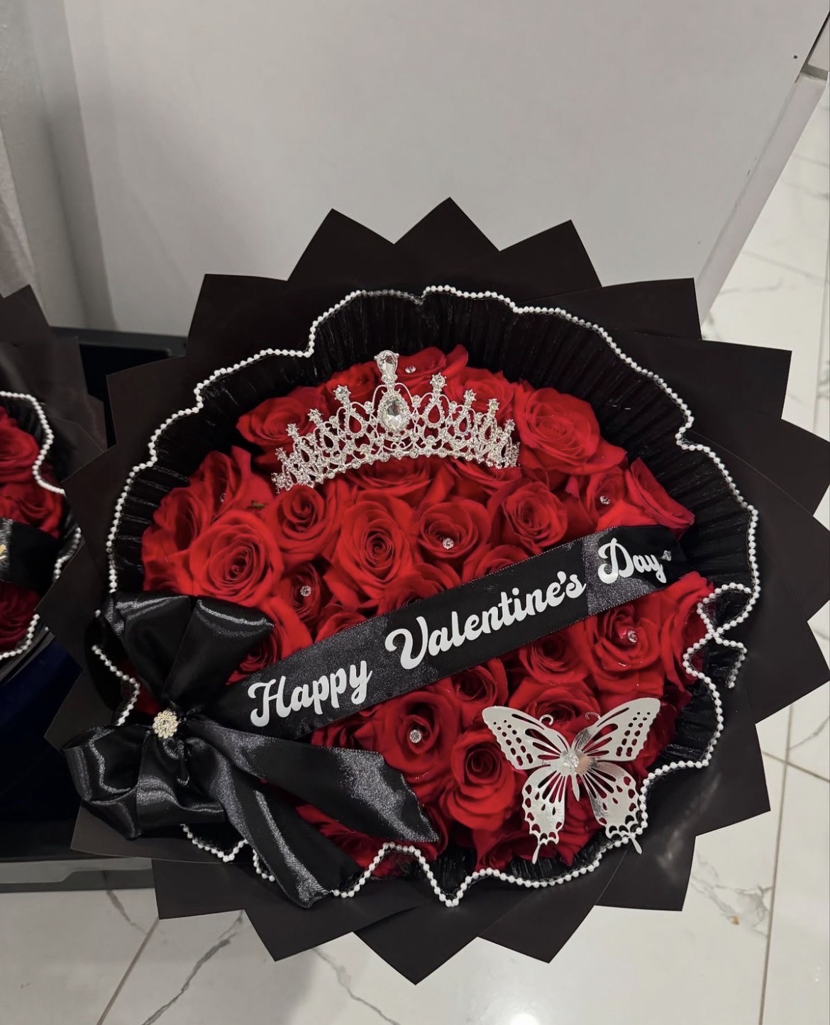 Long stem pink and orange roses in a black hat box